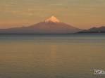 O magnífico vulcão Osorno e o lago Llanquihue iluminados pela luz de fim de tarde, em Puerto Varas, no sul do Chile